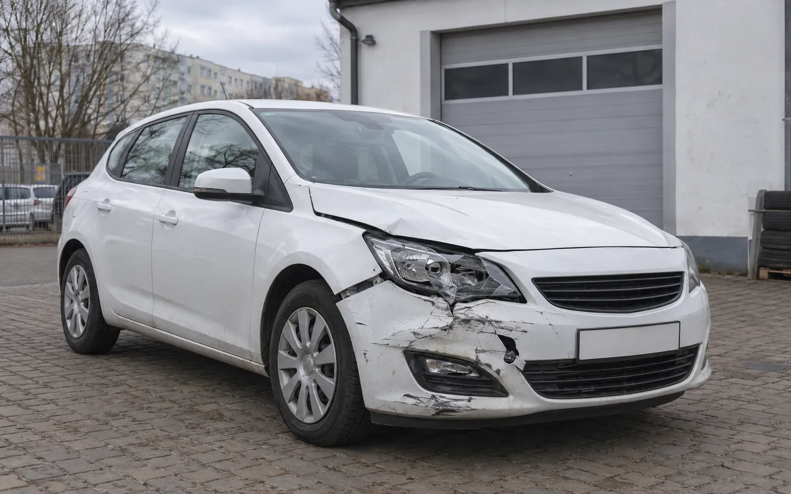 Unfallwagen mit Frontschaden auf einem Parkplatz